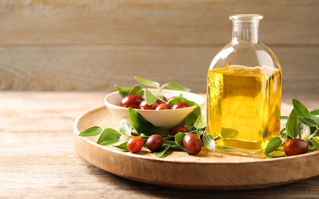 7 Benefits Of Jojoba Oil For Hair & How To Use It