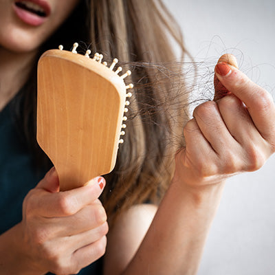 किस विटामिन की कमी से बाल झड़ते हैं- Which Vitamin Deficiency Causes Hair Loss?